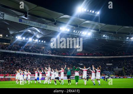 Stuttgart, Allemagne. 22 septembre 2023. Football : Bundesliga, VfB Stuttgart - Darmstadt 98, Journée 5, MHPArena. Les joueurs du VfB Stuttgart applaudissent le match et remercient les fans pour leur soutien. Crédit : Tom Weller/dpa - REMARQUE IMPORTANTE : conformément aux exigences de la DFL Deutsche Fußball Liga et de la DFB Deutscher Fußball-Bund, il est interdit d’utiliser ou de faire utiliser des photographies prises dans le stade et/ou le match sous forme de séquences et/ou de séries de photos de type vidéo./dpa/Alamy Live News Banque D'Images