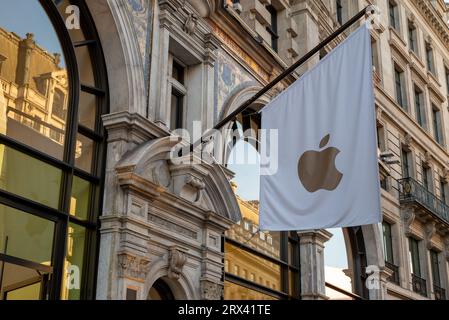 Londres, Royaume-Uni. 22 septembre 2023. Vue générale de l'Apple Store de Regent Street, Londres. L'iPhone 15 est mis en vente le 22 septembre 2023. Crédit : SOPA Images Limited/Alamy Live News Banque D'Images