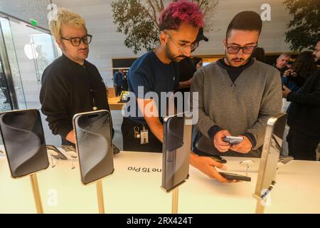 Los Angeles, États-Unis. 22 septembre 2023. Un employé assiste les clients de l'Apple The Grove à Los Angeles. La nouvelle gamme d'iPhone 15 d'Apple sera achetée en magasin à partir de vendredi. Crédit : SOPA Images Limited/Alamy Live News Banque D'Images