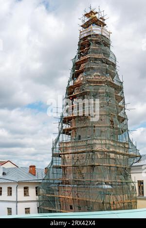 Kazan, Russie, 01 juin 2023. Cathédrale des Apôtres Suprême Pierre et Paul à Kazan. Restauration du clocher de l'église. Banque D'Images