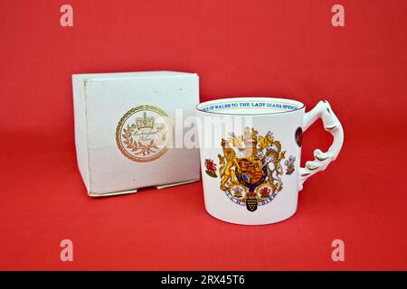 Mug en porcelaine fine anglaise Aynsley pour commémorer le mariage du prince Charles et Lady Diana Spencer. Banque D'Images