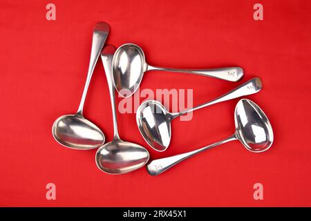 Ensemble de cuillères à sauce à verser avec les côtés vintage W et H Walker et Hall of Sheffield Banque D'Images