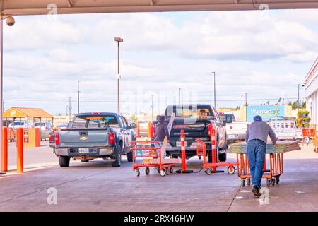 Portes de ramassage des clients dans un centre local de rénovation domiciliaire Home Depot. Banque D'Images