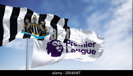 Newcastle, Royaume-Uni ; sept. 14 2023 : les drapeaux du Newcastle football Club et de la Premier League agitent ensemble par temps clair. Illustration éditoriale illustrative 3D. Banque D'Images