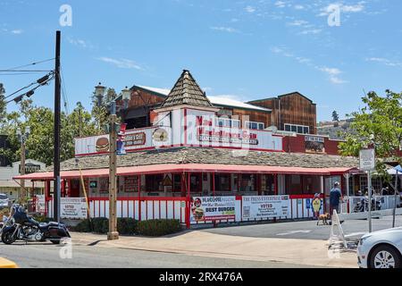 Temecula, Californie, États-Unis. 4 juillet 2014. Mad Madeline's Grill avec beaucoup de signes pour avoir été élu meilleur Burger. (Image de crédit : © Ian L. Sitren/ZUMA Press Wire) USAGE ÉDITORIAL SEULEMENT! Non destiné à UN USAGE commercial ! Banque D'Images