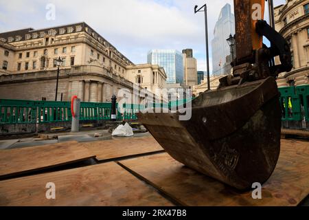 Travaux de construction à Bank Junction, à l'extérieur de la Banque d'Angleterre et du Royal Exchange. Banque D'Images