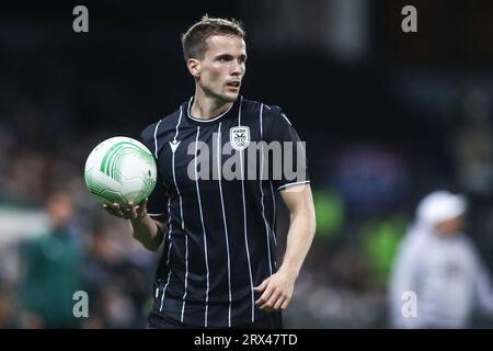 Helsinki, Finlande. 21 septembre 2023. Tomasz Kedziora de PAOK lors d'un match entre Helsinki et PAOK. Match de la phase de groupes Europa Conference League entre le HJK Helsinki et le PAOK FC. Le match a fini 2-3. (Image de crédit : © Giannis Papanikos/ZUMA Press Wire) USAGE ÉDITORIAL SEULEMENT! Non destiné à UN USAGE commercial ! Banque D'Images