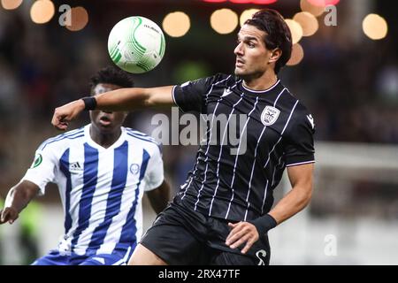 Helsinki, Finlande. 21 septembre 2023. Theocharis Tsingaras du PAOK en action lors d'un match entre Helsinki et le PAOK. Match de la phase de groupes Europa Conference League entre le HJK Helsinki et le PAOK FC. Le match a fini 2-3. (Image de crédit : © Giannis Papanikos/ZUMA Press Wire) USAGE ÉDITORIAL SEULEMENT! Non destiné à UN USAGE commercial ! Banque D'Images