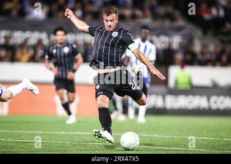 Helsinki, Finlande. 21 septembre 2023. Stefan Schwab de PAOK tire lors d'un match entre Helsinki et PAOK. Match de la phase de groupes Europa Conference League entre le HJK Helsinki et le PAOK FC. Le match a fini 2-3. (Image de crédit : © Giannis Papanikos/ZUMA Press Wire) USAGE ÉDITORIAL SEULEMENT! Non destiné à UN USAGE commercial ! Banque D'Images