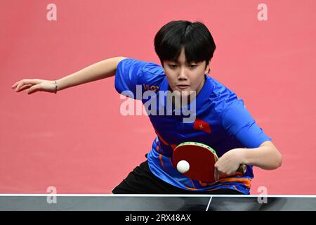 Hangzhou, Chine. 22 septembre 2023. Ngoc Tran Mai du Vietnam est vu en action lors du match préliminaire de groupe de l'équipe féminine de tennis de table des 19e Jeux asiatiques entre le Japon et le Vietnam qui a lieu au Gongshu Canal Sports Park Gymnasium. TRAN a perdu le match 0-3 contre Miyuu Kihara (non représenté) du Japon. Score final Japon 3:0 Vietnam. Crédit : SOPA Images Limited/Alamy Live News Banque D'Images