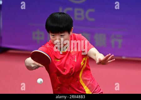 Hangzhou, Chine. 22 septembre 2023. Yingsha Sun, de la République populaire de Chine, est en action lors du match préliminaire de groupe entre la République populaire de Chine et le Kazakhstan organisé au Gongshu Canal Sports Park Gymnasium des 19e Jeux asiatiques de tennis de table féminin. Sun a remporté le match 3-0 contre Sarvinoz Mirkadirova (non représenté) du Kazakhstan, score final Chine 3:0 Kazakhstan. Crédit : SOPA Images Limited/Alamy Live News Banque D'Images