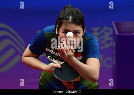 Hangzhou, Chine. 22 septembre 2023. Xin Ru Wong, de Singapour, est en action lors du match préliminaire de groupe entre Singapour et l'Inde des 19e Jeux asiatiques, organisé au Gongshu Canal Sports Park Gymnasium. Wong a perdu le match 2-3 face à Sreeja Akula (non photographiée) de l’Inde. Score final Inde 3:2 Singapour. Crédit : SOPA Images Limited/Alamy Live News Banque D'Images