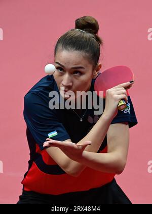 Hangzhou, Chine. 22 septembre 2023. Rozalina Khadjieva, de l'Ouzbékistan, est en action lors du match de groupe préliminaire de l'équipe féminine de tennis de table des 19e Jeux asiatiques entre Hong Kong et l'Ouzbékistan qui s'est tenu au Gongshu Canal Sports Park Gymnasium. Rozalina Khadjieva, d’Ouzbékistan, a perdu le match 0-3 contre Chengzhu Zhu (non représenté), de Hong Kong, score final Hong 3:0 Ouzbékistan. (Photo Luis Veniegra/SOPA Images/Sipa USA) crédit : SIPA USA/Alamy Live News Banque D'Images