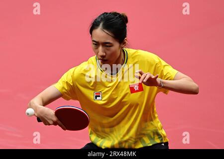 Hangzhou, Chine. 22 septembre 2023. Chengzhu Zhu de Hong Kong est en action lors du match de groupe préliminaire de l'équipe féminine de tennis de table des 19e Jeux asiatiques entre Hong Kong et l'Ouzbékistan qui s'est tenu au Gongshu Canal Sports Park Gymnasium à Hangzhou, en Chine. Zhu a gagné le match 3-0 contre Rozalina Khadjieva (non photographié) d'Ouzbékistan. Score final Hong 3:0 Ouzbékistan. (Photo Luis Veniegra/SOPA Images/Sipa USA) crédit : SIPA USA/Alamy Live News Banque D'Images