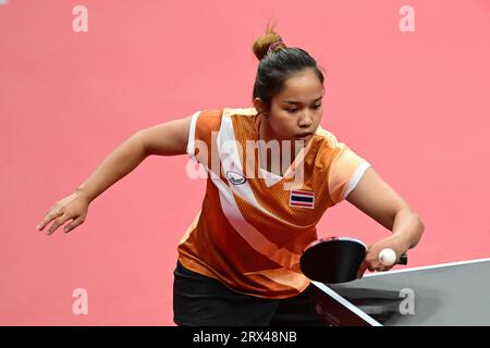 Hangzhou, Chine. 22 septembre 2023. La thaïlandaise Orawan Paranang est en action lors du match de groupe préliminaire de l'équipe féminine de tennis de table des 19e Jeux asiatiques entre la Thaïlande et la République de Corée qui s'est tenu au Gongshu Canal Sports Park Gymnasium. Orawan a perdu le match 0-3 contre Jihee Jeon (non représenté) de la République de Corée. Score final Corée 3:0 Thaïlande. (Photo Luis Veniegra/SOPA Images/Sipa USA) crédit : SIPA USA/Alamy Live News Banque D'Images