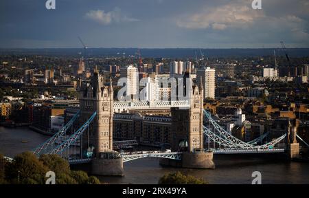 Tower Bridge à Southwark, Londres enjambe la Tamise. Banque D'Images