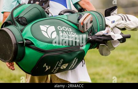 Sugar Grove, États-Unis. 22 septembre 2023. Un caddie porte le sac de Jason Kokrak lors de la première ronde du tournoi de la LIV Golf League 2023 à Rich Harvest Farms à Sugar Grove, Illinois, le vendredi 22 septembre 2023. Le tournoi se déroule du 22 au 24 septembre. Photo de Tannen Maury/UPI crédit : UPI/Alamy Live News Banque D'Images