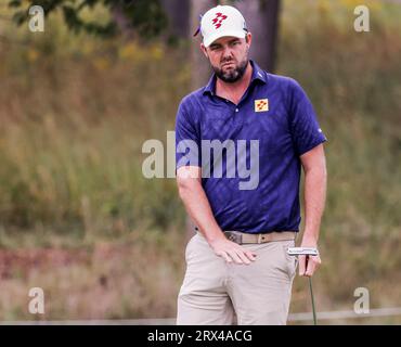 Sugar Grove, États-Unis. 22 septembre 2023. Marc Leishman, d’Australie, réagit à son putt sur le quinzième green lors de la première ronde du tournoi de la LIV Golf League 2023 à Rich Harvest Farms à Sugar Grove, Illinois, le vendredi 22 septembre 2023. Le tournoi se déroule du 22 au 24 septembre. Photo de Tannen Maury/UPI crédit : UPI/Alamy Live News Banque D'Images