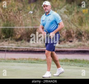 Sugar Grove, États-Unis. 22 septembre 2023. Lee Westwood, d’Angleterre, a frappé le putt sur le quinzième green lors de la première ronde du tournoi de la LIV Golf League 2023 à Rich Harvest Farms à Sugar Grove, Illinois, le vendredi 22 septembre 2023. Le tournoi se déroule du 22 au 24 septembre. Photo de Tannen Maury/UPI crédit : UPI/Alamy Live News Banque D'Images