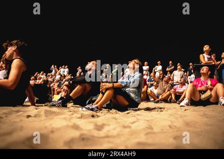 Sitges, Espagne. 22 septembre 2023. Des milliers suivent le traditionnel feu d'artifice à l'église 'San Bartolomé' pendant le Festival 'Santa Tecla' à Sitges crédit : Matthias Oesterle/Alamy Live News Banque D'Images