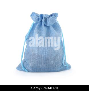 Un sac en toile de jute bleu clair attaché isolé sur blanc Banque D'Images