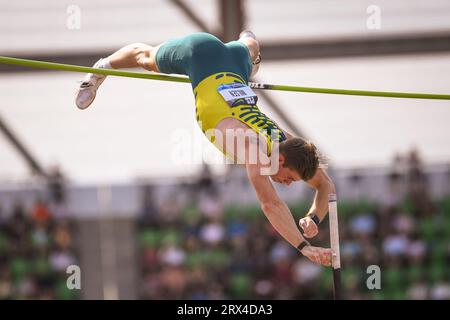 Christopher Nilsen (USA) franchit une hauteur de 18-7 (5,72 m) pour terminer cinquième dans le saut à la perche masculin aux Championnats de la Diamond League en pré-classe Banque D'Images