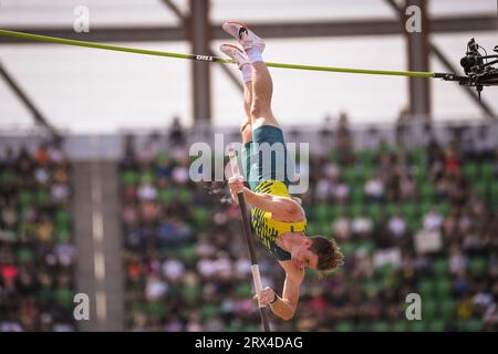 Christopher Nilsen (USA) franchit une hauteur de 18-7 (5,72 m) pour terminer cinquième dans le saut à la perche masculin aux Championnats de la Diamond League en pré-classe Banque D'Images