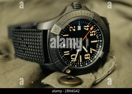 Images de la Breitling Avenger Night-mission GMT, une montre capable de voyager et de plonger en titane DLC Banque D'Images