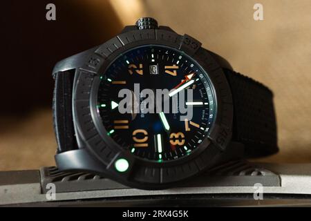 Images de la Breitling Avenger Night-mission GMT, une montre capable de voyager et de plonger en titane DLC Banque D'Images