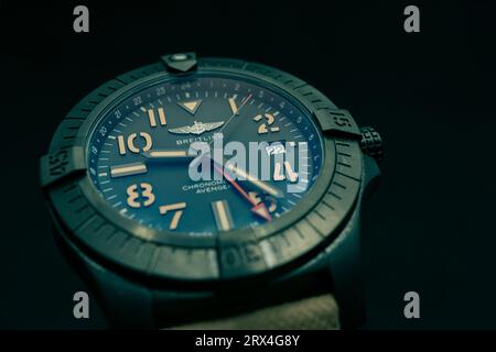 Images de la Breitling Avenger Night-mission GMT, une montre capable de voyager et de plonger en titane DLC Banque D'Images