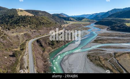 Forêt fluviale aérienne et paysage de montagne de la magnifique route à travers la vallée menant au col alpin de Lewis Banque D'Images