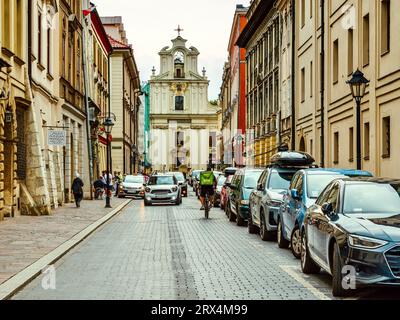 Vue sur St. John's Street, où chaque maison est un monument historique. Au bout de la rue se trouve l'église catholique de la Transfiguration Banque D'Images