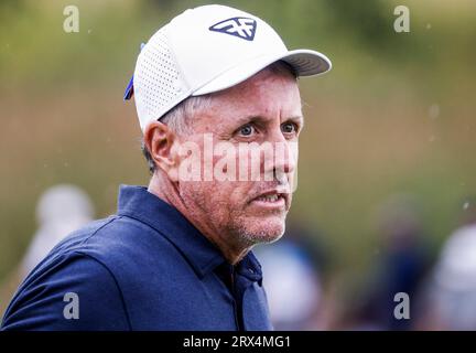 Sugar Grove, États-Unis. 22 septembre 2023. Phil Mickelson, des É.-U., marche sur le quinzième green lors de la première ronde du tournoi de la LIV Golf League 2023 à Rich Harvest Farms à Sugar Grove, Illinois, le vendredi 22 septembre 2023. Le tournoi se déroule du 22 au 24 septembre. Photo de Tannen Maury/UPI crédit : UPI/Alamy Live News Banque D'Images