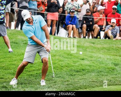 Sugar Grove, États-Unis. 22 septembre 2023. Brooks Koepka, des É.-U., marque sur le quinzième green lors de la première ronde du tournoi de la LIV Golf League 2023 à Rich Harvest Farms à Sugar Grove, Illinois, le vendredi 22 septembre 2023. Le tournoi se déroule du 22 au 24 septembre. Photo de Tannen Maury/UPI crédit : UPI/Alamy Live News Banque D'Images