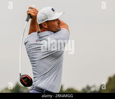 Sugar Grove, États-Unis. 22 septembre 2023. Bryson DeChambeau, des É.-U., frappe son tir au seizième trou lors de la première ronde du tournoi de la LIV Golf League 2023 à Rich Harvest Farms à Sugar Grove, Illinois, le vendredi 22 septembre 2023. Le tournoi se déroule du 22 au 24 septembre. Photo de Tannen Maury/UPI crédit : UPI/Alamy Live News Banque D'Images