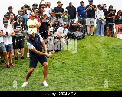 Sugar Grove, États-Unis. 22 septembre 2023. Dustin Johnson, des É.-U., marque sur le quinzième green lors de la première ronde du tournoi de la LIV Golf League 2023 à Rich Harvest Farms à Sugar Grove, Illinois, le vendredi 22 septembre 2023. Le tournoi se déroule du 22 au 24 septembre. Photo de Tannen Maury/UPI crédit : UPI/Alamy Live News Banque D'Images