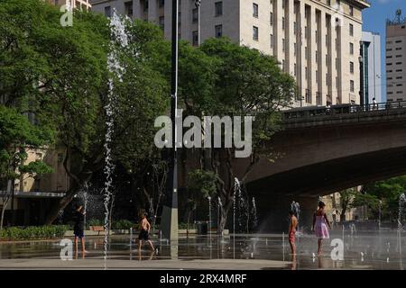 Sao Paulo, Brésil. 20 septembre 2023. Les enfants jouent à une fontaine dans la ville. En raison des températures exceptionnellement élevées pour cette période de l'année, les passants cherchent un rafraîchissement. Crédit : Allison Sales/dpa/Alamy Live News Banque D'Images