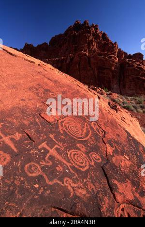 Lone Rock Petroglyphes, Parc d'état de la vallée du feu, Nevada Banque D'Images