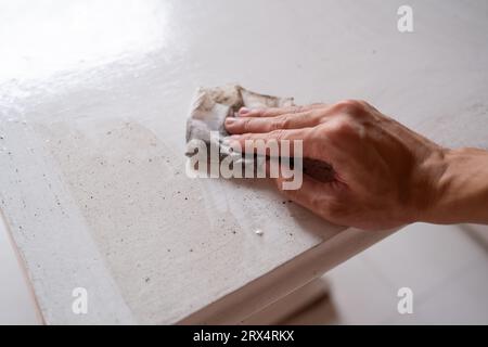 Nettoyer la poussière avec du papier toilette humide Banque D'Images