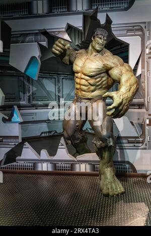 Shah Alam, Malaisie - avril 17,2023 : la figure de cire de Hulk exposée au tapis rouge 2 à I-City Shah Alam. Banque D'Images