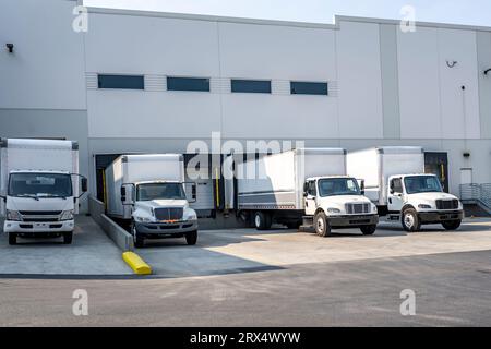 Semi-camions semi-remorques à cabine de jour standard industriels de milieu de gamme avec remorques-caisses pour les livraisons locales et les besoins des petites entreprises Banque D'Images