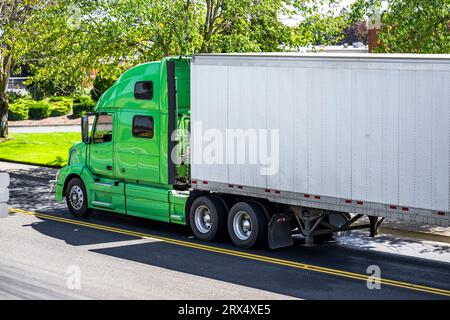 Tracteur industriel de semi-camion long porteur vert BIG RIG avec cabine haute pour le repos du conducteur de camion transportant des marchandises dans la semi-remorque de fourgonnette sèche runnin Banque D'Images