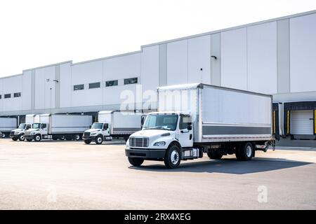 Semi-camions semi-remorques à cabine de jour standard industriels de milieu de gamme avec remorques-caisses pour les livraisons locales et les besoins des petites entreprises Banque D'Images