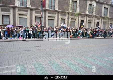 CDMX, Mexico, Mexique - 09 16 2023 : défilé militaire traditionnel du jour de l'indépendance du Mexique. Foule attendant et dans l'attente et se préparant pour le défilé Banque D'Images