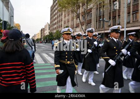 CDMX, Mexico / Mexique - 09 16 2023 : défilé militaire traditionnel du jour de l'indépendance du Mexique. Cadets marchant en uniforme vestimentaire et portant des armes Banque D'Images