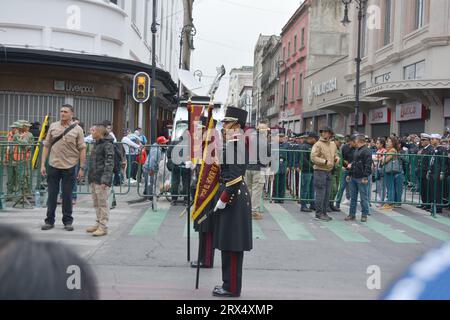 CDMX, Mexico, Mexique, 09 16 2023 : défilé militaire traditionnel du jour de l'indépendance du Mexique. Cadet femme en uniforme se préparant pour le défilé, tenue vestimentaire Banque D'Images