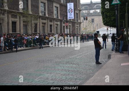 CDMX, Mexico, Mexique - 09 16 2023 : défilé militaire traditionnel du jour de l'indépendance du Mexique. Foule attendant et dans l'attente et se préparant pour le défilé Banque D'Images