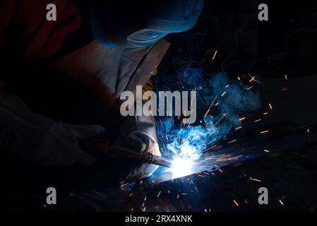 Vue du soudeur en action, France Banque D'Images