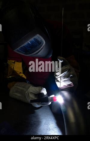 Vue verticale du soudeur en action, France Banque D'Images