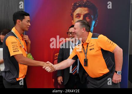 Suzuka, Japon. 23 septembre 2023. (De gauche à droite) : Ryo Hirakawa (JPN) pilote de réserve McLaren avec Akio Toyoda (JPN) Président Toyota Motor Corporation et Zak Brown (USA) Directeur exécutif de McLaren. Championnat du monde de Formule 1, Rd 17, Grand Prix du Japon, samedi 23 septembre 2023. Suzuka, Japon. Crédit : James Moy/Alamy Live News Banque D'Images